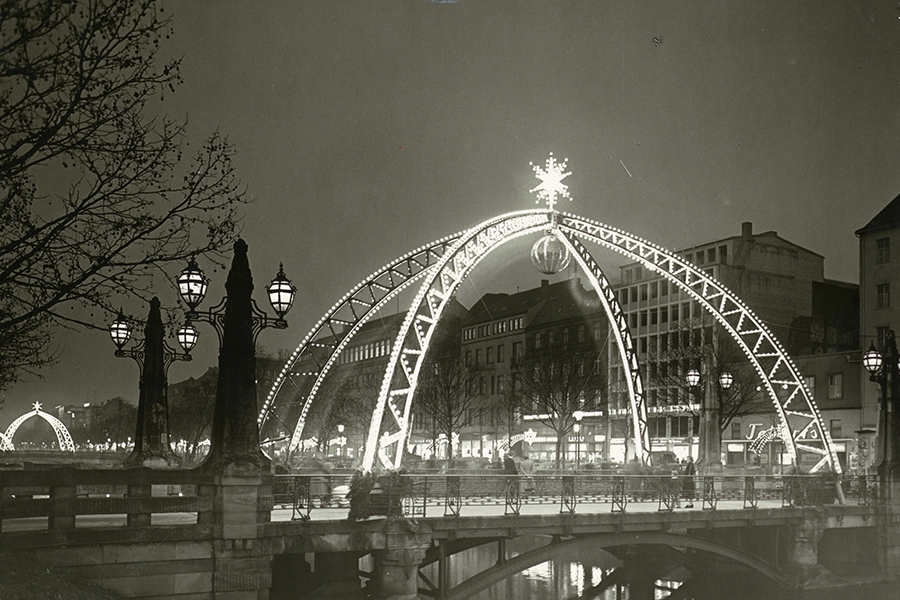 Eine weihnachtlich beleuchtete Brücke auf der KÖ. © Stadtarchiv Düsseldorf