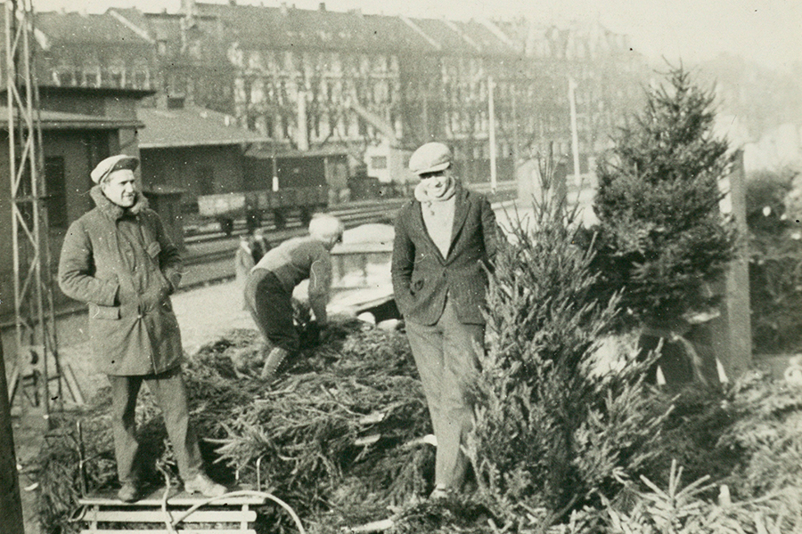 Zwei Männer an einen Stand für Weihnachtsbäume. © Stadtarchiv Düsseldorf