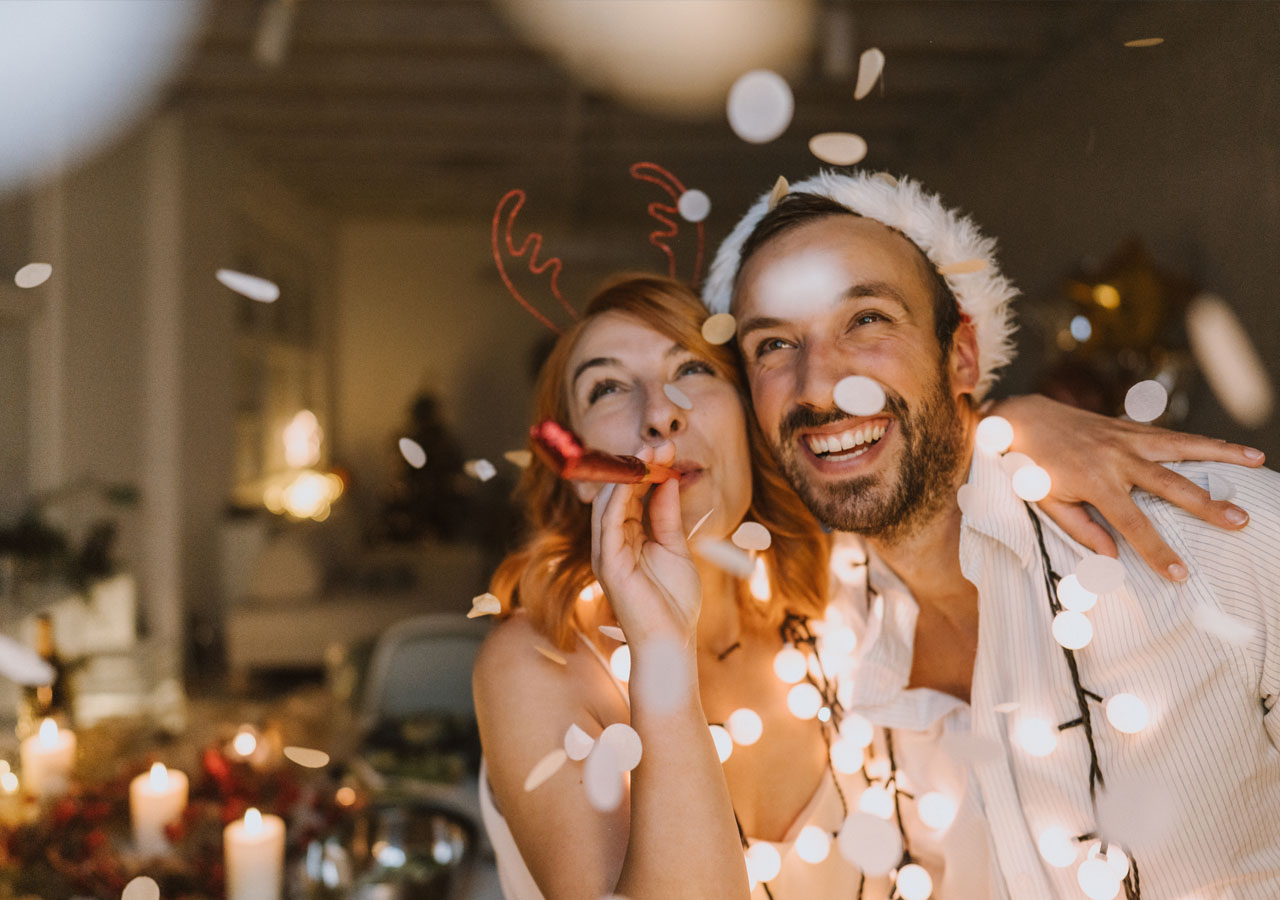 Ein Pärchen feiert in ausgelassener Weihnachtsstimmung