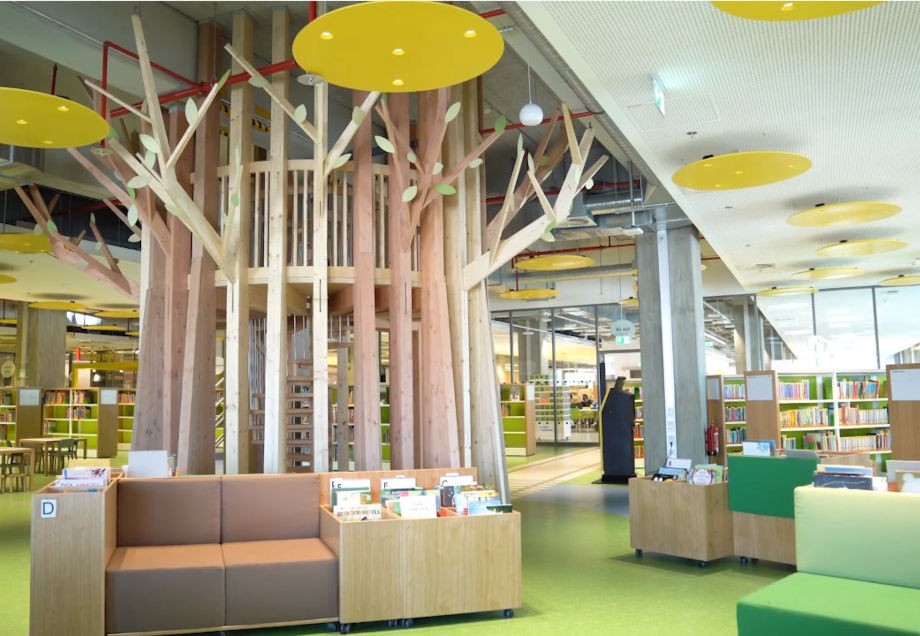 Die Abteilung für Kinder in der Zentralbibliothek mit Baumhaus als Leseort.