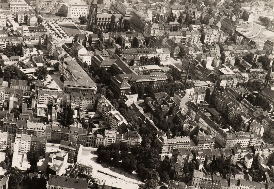 Blick von damals auf St. Peter und das Provinzial-Gebäude am Kirchplatz in Friedrichstadt