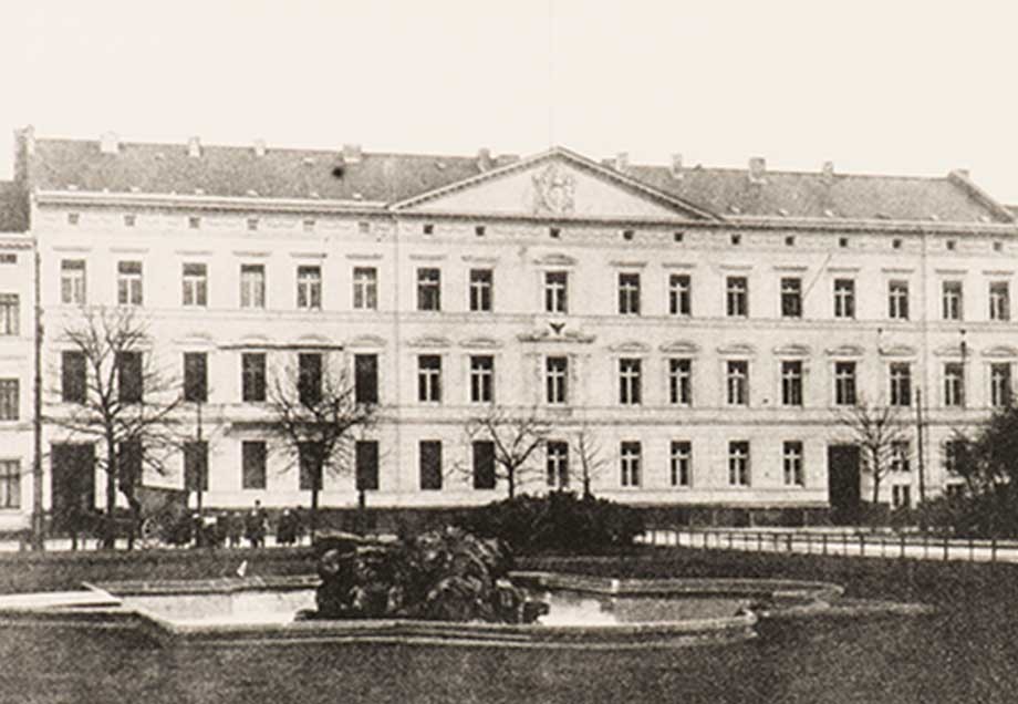 Schwarz-weißer Blick auf die Ostseite des Kirchplatzes vor St. Peter, wo 1910 noch das Gebäude der Provinzial-Versicherung stand