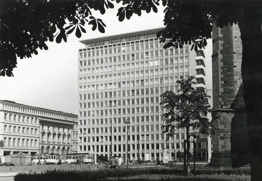 Schwarz-Weiß-Aufnahme von Bauarbeiten an einer Bank am Fürstenwall aus dem Jahr 1950