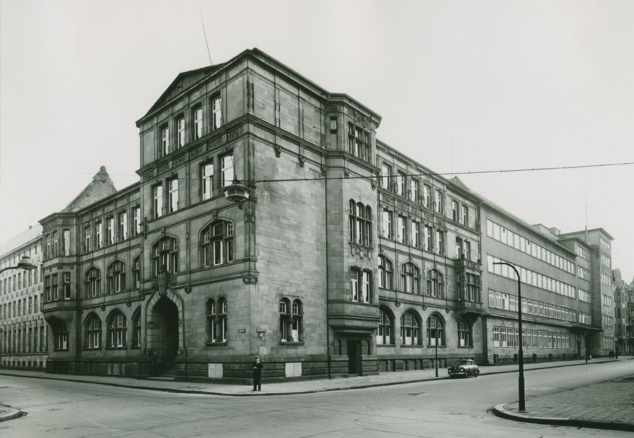 Schwarz-Weiß-Aufnahme des ehemaligen Hauptsitzes der Stadtwerke Düsseldorf in Friedrichstadt Anfang der 50er-Jahre