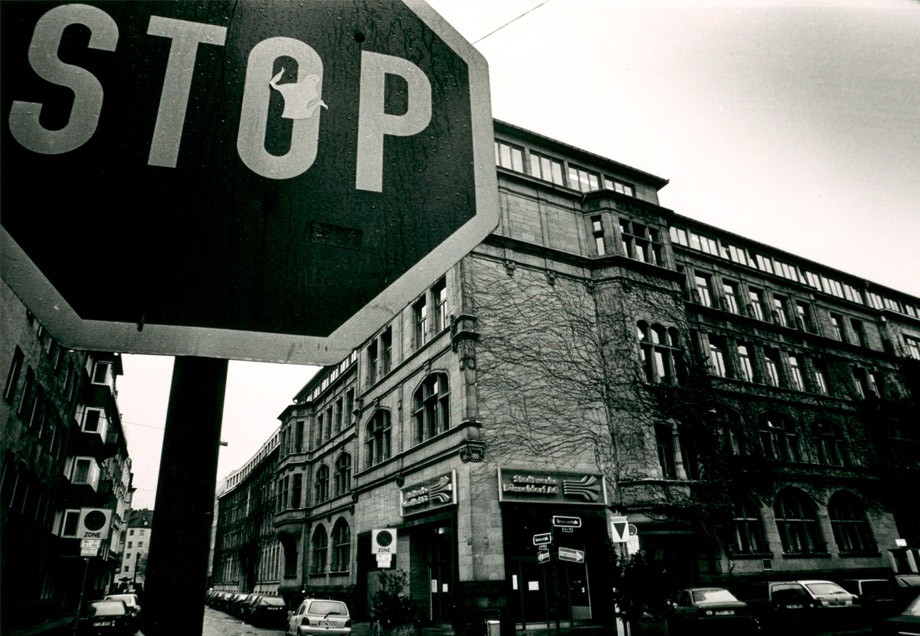 Um 1995 entstandene Schwarz-Weiß-Aufnahme des ehemaligen Hauptsitzes der Stadtwerke Düsseldorf an der Luisenstraße, Ecke Scheurenstraße