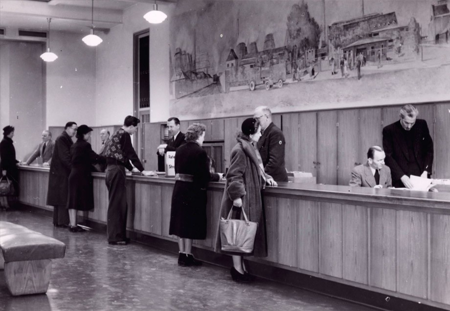 Blick in die Zahlstelle der Stadtwerke auf einer schwarz-weißen Fotografie aus dem Jahr 1955