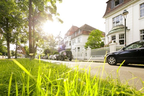 Eine Häuserreihe mit altmodernen Fassaden in Düsseldorf Benrath.
