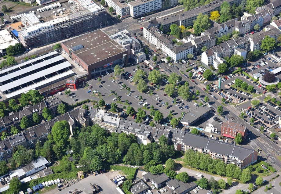 Eine Luftaufnahme zeigt ein Grundstück mit Parkplatz in Düsseldorf Flingern-Süd.