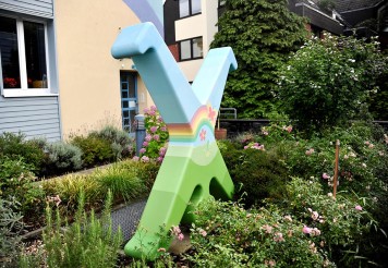 Das Düsseldorfer Wahrzeichen, der Radschläger, findet sich nicht nur auf offiziellen Denkmälern. Ein kreatives Exemplar hat es auch in einen Düsseldorfer Vorgarten geschafft.