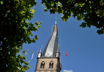 Die Spitze der Düsseldorfer Kirche St. Lambertus offenbart beim Blick von unten nach oben die einzigartige Form besonders gut. Aber warum ist der Turm überhaupt schief?