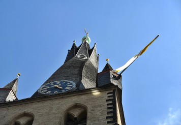 Der Turm der Düsseldorfer Kirche St. Lambertus aus ungewöhnlicher Perspektive.