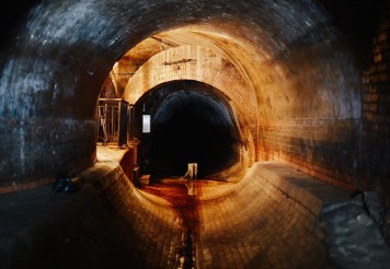 Auch wenn der Einstieg beleuchtet ist, verschluckt die Dunkelheit in den Tunneln alles Licht.