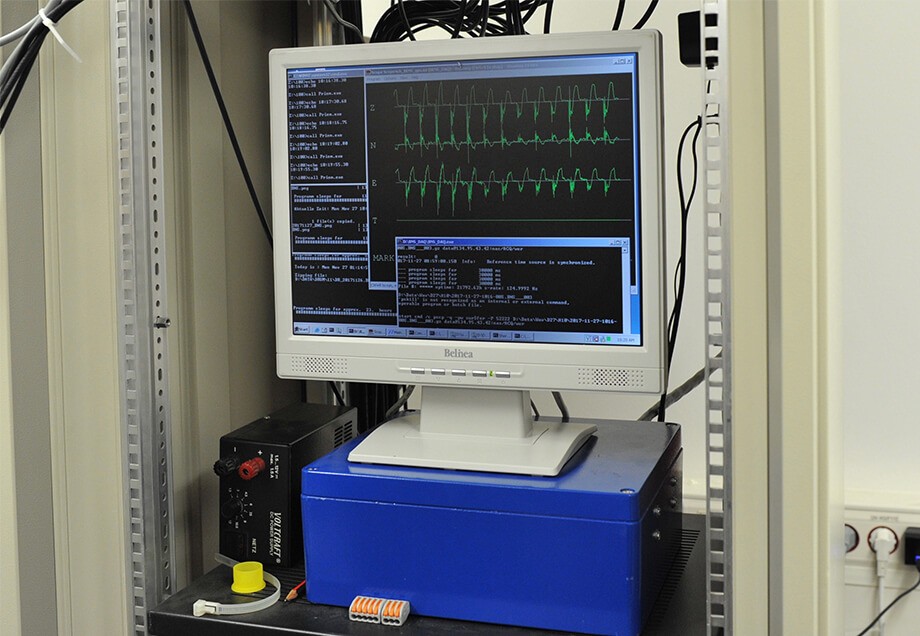 Computerbildschirm auf dem seismografische Aufzeichnungen mit starken Ausschlägen dargestellt sind.