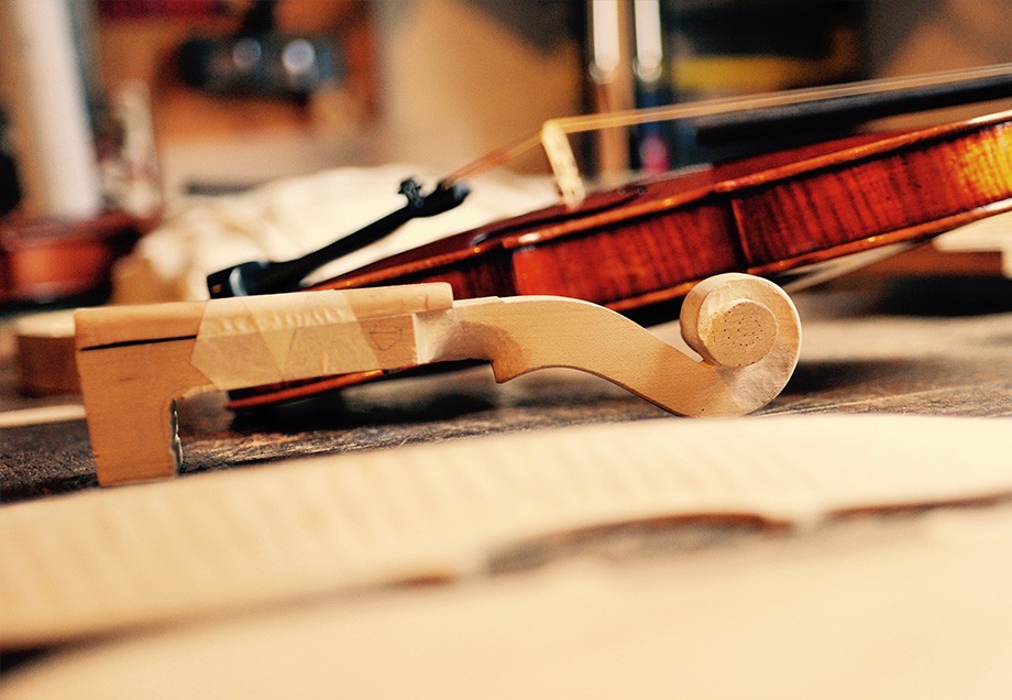 Aus einem hölzernen Korpus wird mit viel Liebe eine fertige Geige, die es mit alten Meisterstücken aufnehmen kann.
