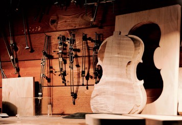 Jeder Geigenbau beginnt mit einem guten Stück Holz. Der Rohling wird ausgeschnitten und teilweise über Jahre gelagert. 