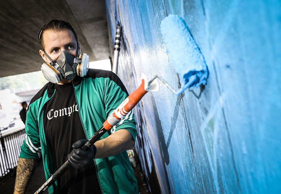 Die wichtige Grundlage fürs Graffiti wird gelegt. Bei der Arbeit mit Farben immer dabei: die Atemschutzmaske.