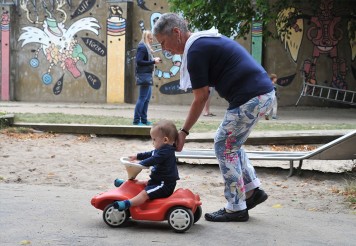 Beim jährlichen Grillfest im Kinderspielhaus Düsseldorf haben Familien, Kinder und Leihgroßeltern eine schöne Zeit zusammen. 