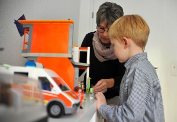 Völlig ins Spiel vertieft: Anton erklärt seiner „Leihoma“ Renate Grünke alles übers Playmobil Krankenhaus.