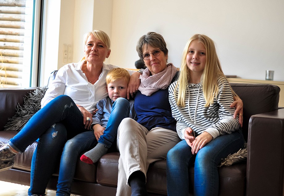 Sie ist ein Teil der Familie geworden: Frau Grünke mit Anton, seiner Mutter und seiner Schwester Frieda.