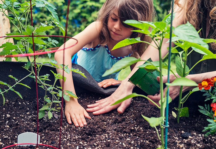 Gartenarbeit verbindet Generationen und macht Kindern besonders viel Spaß!