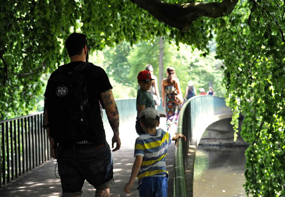 Raus ins Grüne! In Düsseldorf gibt es viele schöne Parks zu entdecken – für Groß und Klein.