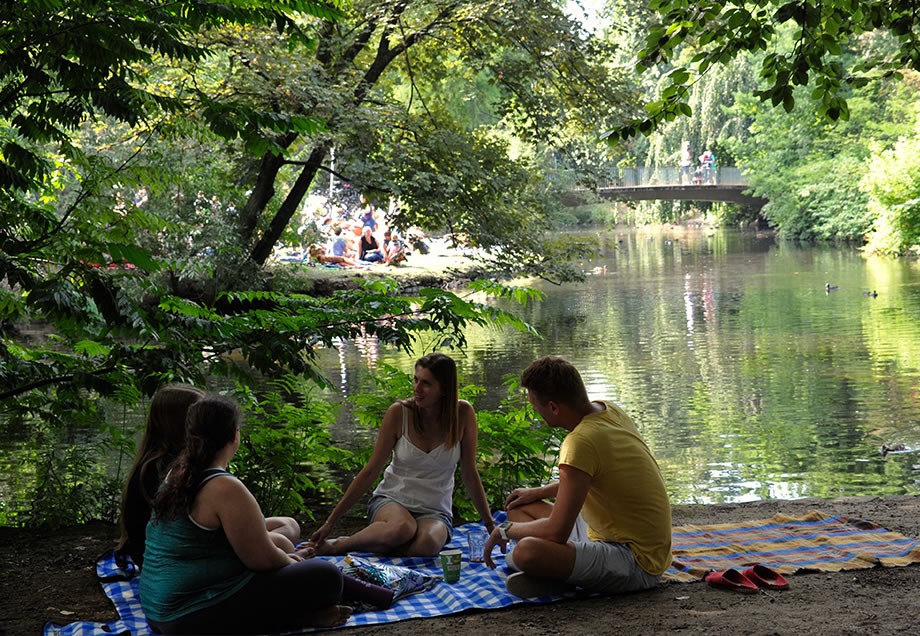 Idylle im Grünen: ein schattiges Picknickplätzchen am Wasser, wie hier im Florapark.