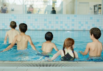 Gemeinsam macht Schwimmenlernen einfach mehr Spaß.