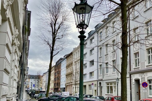 Eine Straße mit Altbauten in Düsseldorf Unterbilk.