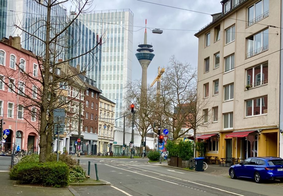Eine Straße in Düsseldorf mit Blick auf den Rheinturm. 