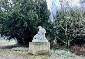 Eine Statue im Florapark zeigt einen Mann und eine Frau in eng umschlungener Pose.