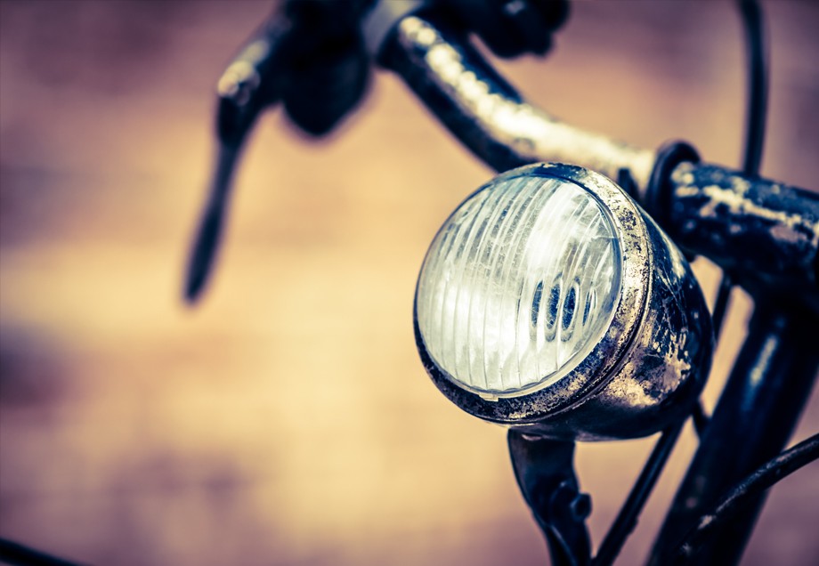 Ein Frontlicht an einem Fahrrad mit Patina