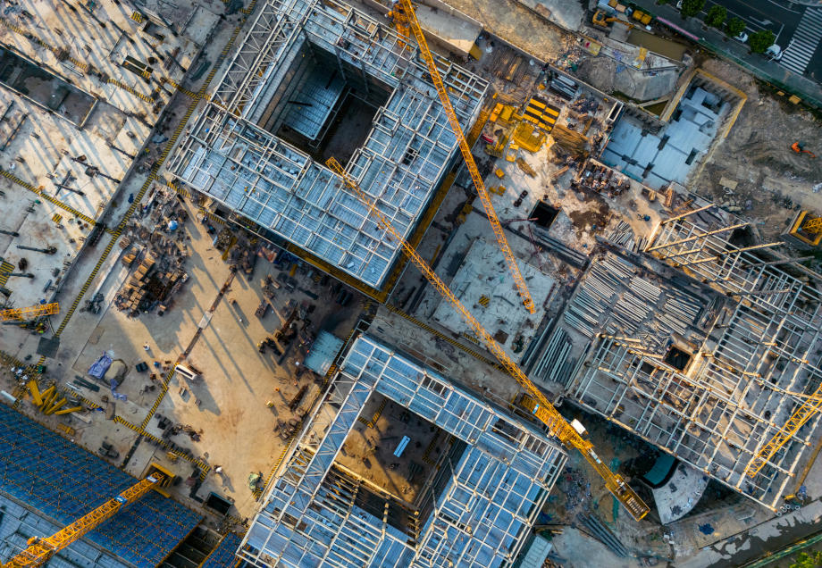 Auf einer Großbaustelle entsteht ein Gebäudekomplex. © zhihao / Moment via Getty Images