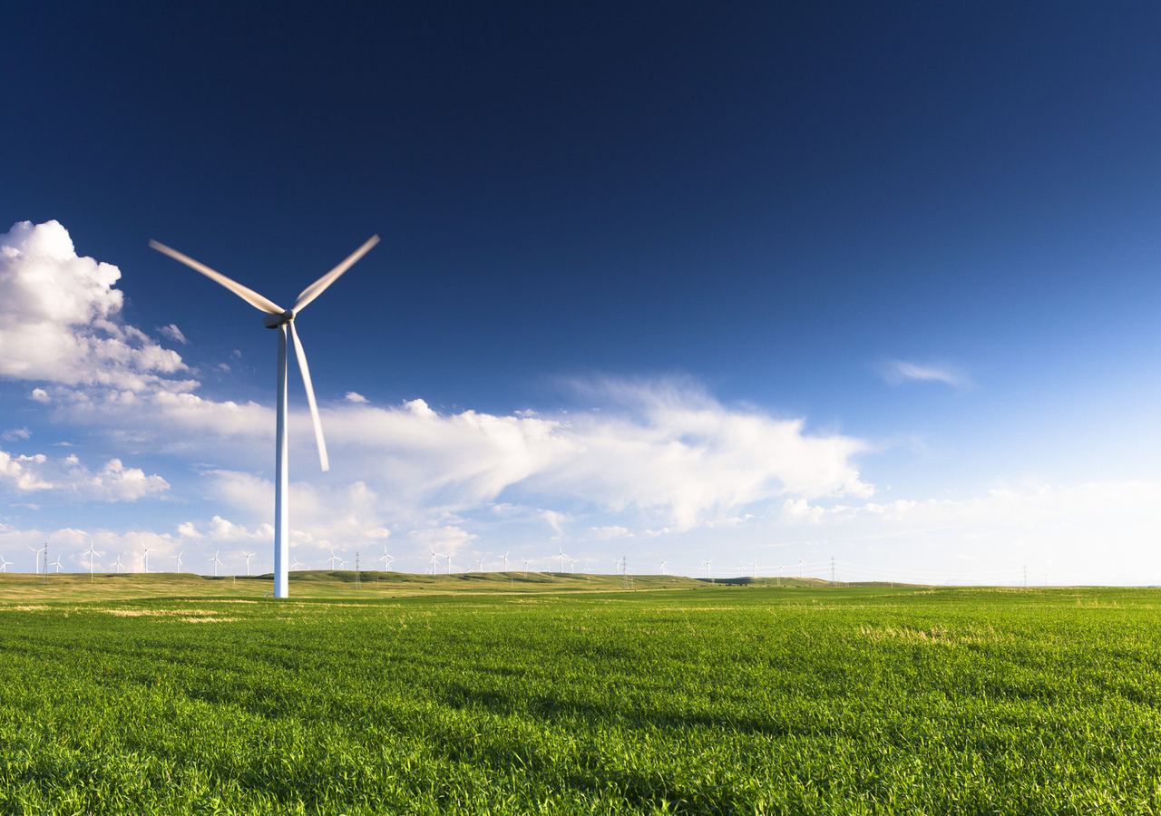 Klimaneutralität: Windkraftanlage auf einer grünen Fläche