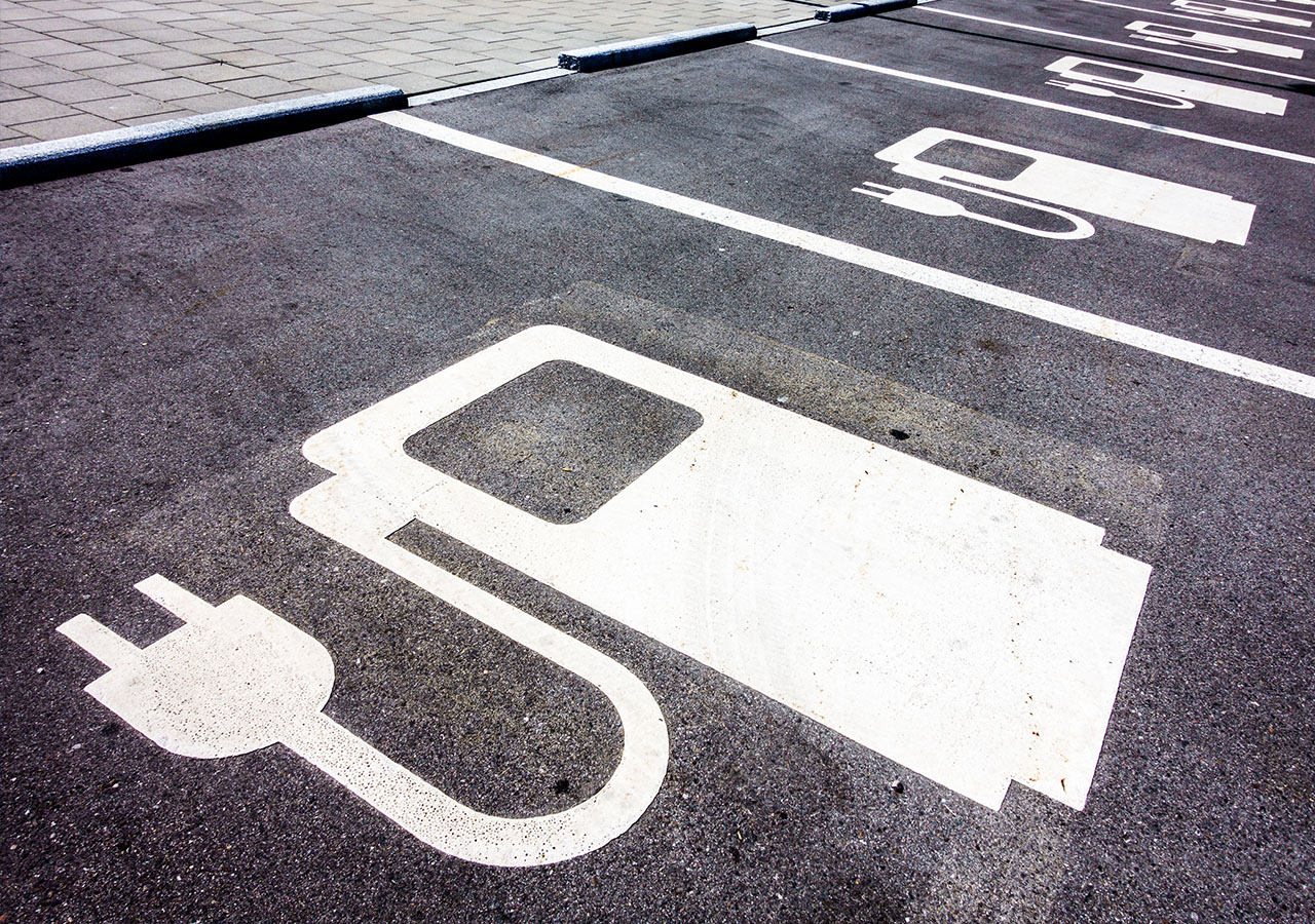 Zum Laden von E-Autos reservierte Parkplätze.