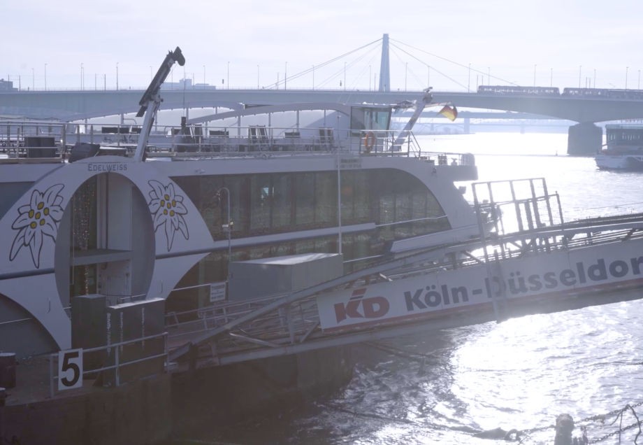 Ein Schiff am Burgplatz in Düsseldorf wird zusammen mit KD betrieben.