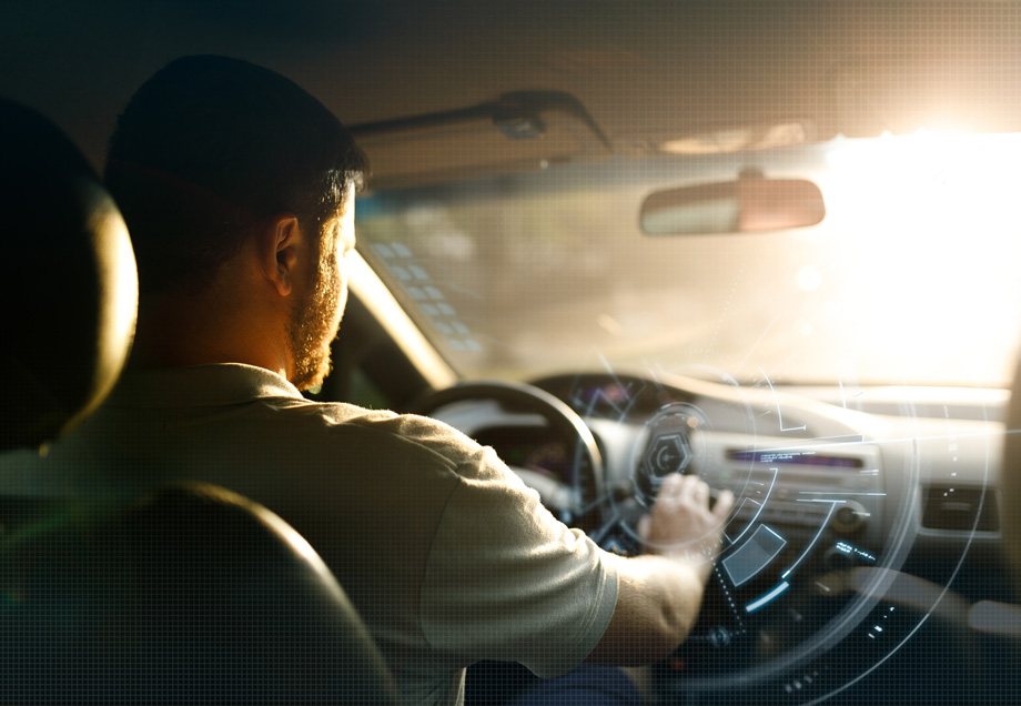 Mobilität der Zukunft: Ein Mann bedient sein elektronisch gesteuertes Auto.