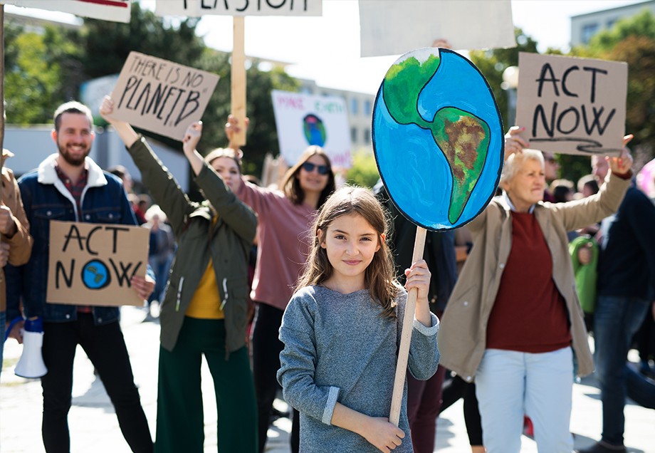 Jugendliche demonstrieren für eine ökologischere Lebensweise.
