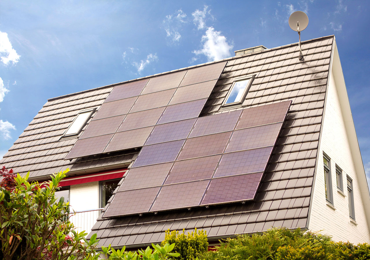 Photovoltaik-Anlage auf dem Dach eines Hauses