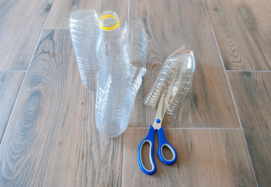 Das Basteln des DIY-Besens ist Recycling gleich für mehrere Plastikflaschen, idealerweise pfandfrei.
