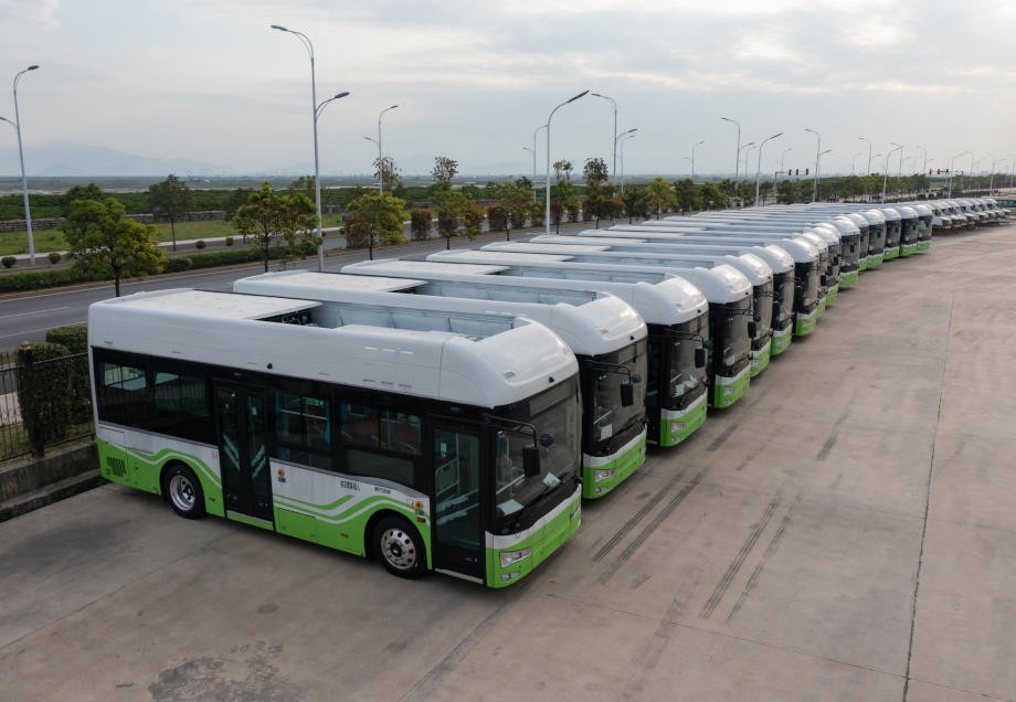 Ein Fuhrpark bestehend aus mehreren Brennstoffzell-Bussen parkt auf einem Gelände.