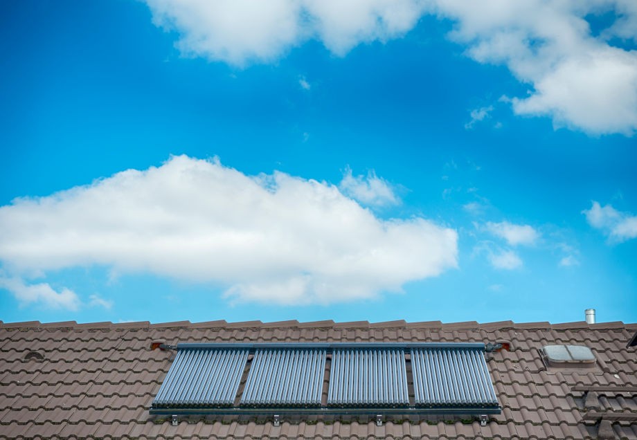 Solarwärmeanlage auf dem Dach eines Hauses