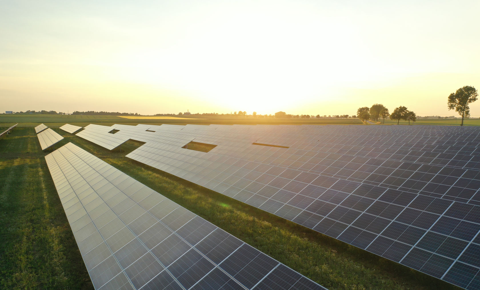 Luftaufnahme eines Solarparks und der Solarmodule © Andriy Onurfriyenko / Moment via Getty Images 