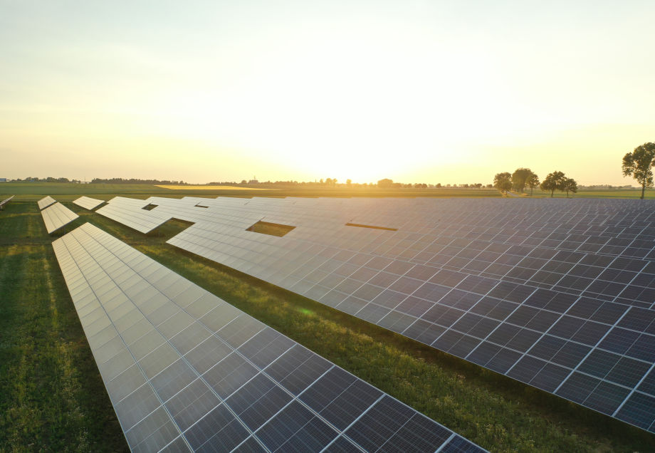 Luftaufnahme eines Solarparks und der Solarmodule © Andriy Onurfriyenko / Moment via Getty Images