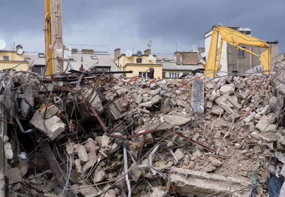 Ein Gebäudeabriss in der Stadt zeigt Bauschutt und andere für das Urban Mining relevante Ressourcen. © Kypros / Moment via Getty Images