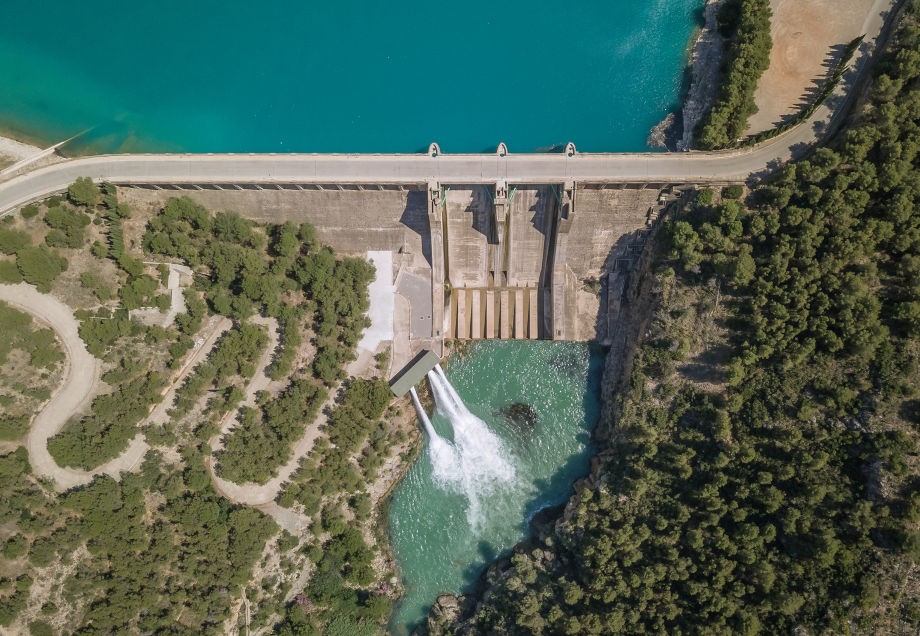 Wasserkraft: Staukraftwerk aus der Vogelperspektive