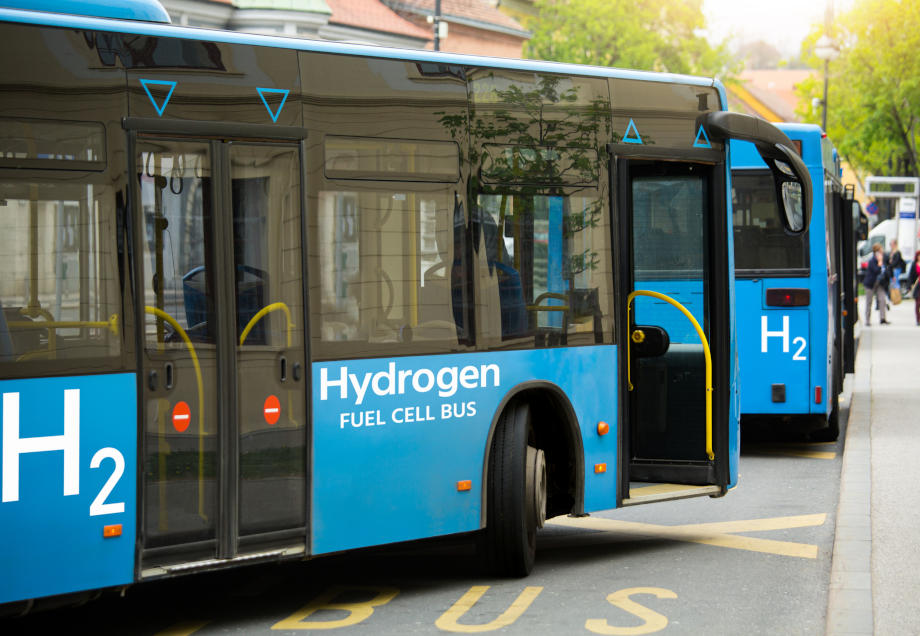 Ein Wasserstoff-Bus hält auf dem Busfahrstreifen hinter einem weiteren Brennstoffzellen-Bus. © Scharfsinn86 / iStock / Getty Images Plus via Getty Images 