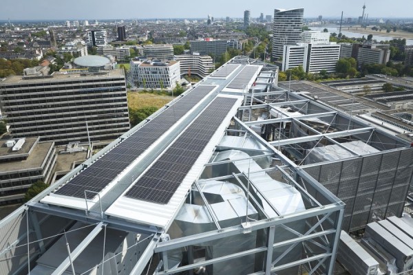 Aufnahme der Photovoltaik-Anlage des Hochhaus Eclipse in Düsseldorf. © PETER WEIHS Photography