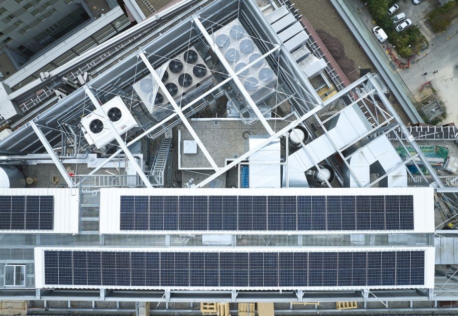 Die Photovoltaik-Anlage auf dem Dach des Hochhauses Eclipse in Düsseldorf Heerdt.