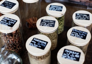 Fenchel, Koriander, Majoran und Co. sind herrliche Gewürze. Aber wirklich regelmäßig verwendet man sie nicht. Kaufen Sie daher nur so viel, wie Sie wirklich benötigen und sparen Sie damit auch noch unnötigen Plastikmüll ein.
