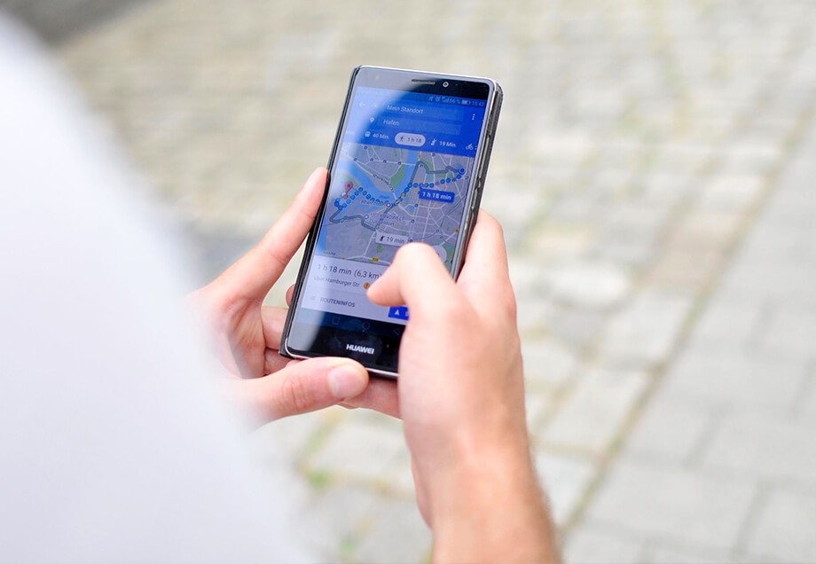 Smartphones zeigen nicht nur an, wo sich der Nutzer gerade befindet. Sie lotsen ihn auch von A nach B. Mit speziellen Apps lässt sich das Leistungsspektrum sogar noch erweitern. Dann zählen sie beispielsweise auch Schritte oder geben die Höhe und die Himmelsrichtung an.